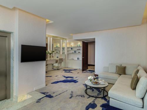 Fairmont Gold Vista Suite - Smoking del hotel Fairmont Bab Al Bahr. Foto 3