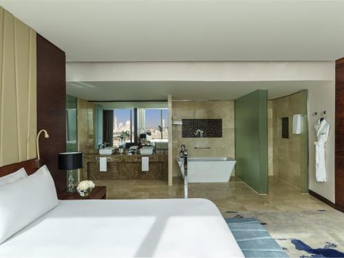 Fairmont Gold Premium King Suite - Non - smoking del hotel Fairmont Bab Al Bahr. Foto 1