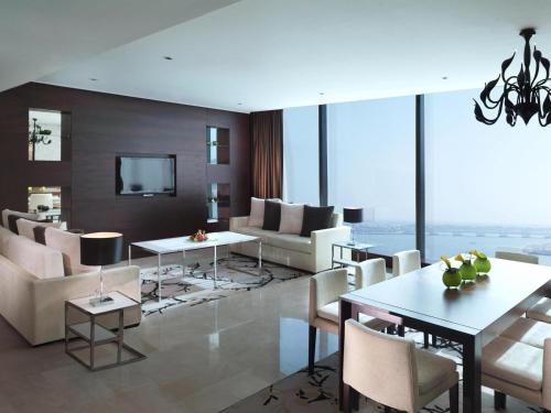Fairmont Gold Premium King Suite - Non - smoking del hotel Fairmont Bab Al Bahr. Foto 3