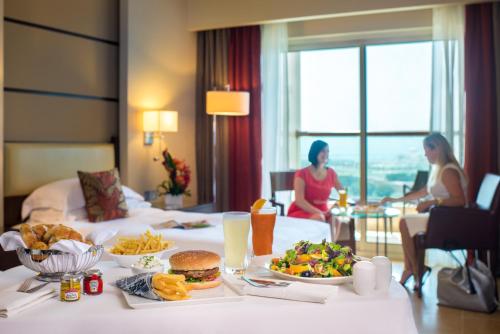 Habitación con zona de cocina y balcón del hotel Khalidiya Palace Rayhaan By Rotana. Foto 1