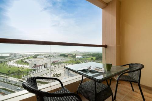 Habitación con zona de cocina y balcón del hotel Khalidiya Palace Rayhaan By Rotana. Foto 4