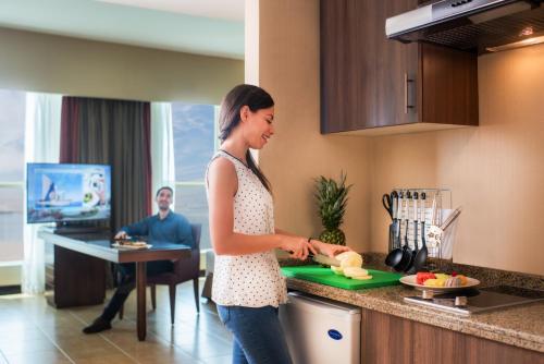 Estudio con zona de cocina del hotel Khalidiya Palace Rayhaan By Rotana