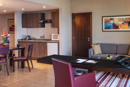 Estudio con zona de cocina del hotel Khalidiya Palace Rayhaan By Rotana. Foto 1