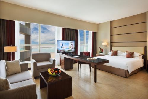 Estudio con zona de cocina del hotel Khalidiya Palace Rayhaan By Rotana. Foto 3
