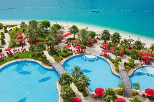 Estudio con zona de cocina, balcón y vistas al mar del hotel Khalidiya Palace Rayhaan By Rotana. Foto 2