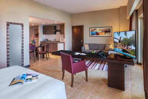Estudio con zona de cocina, balcón y vistas al mar del hotel Khalidiya Palace Rayhaan By Rotana. Foto 3