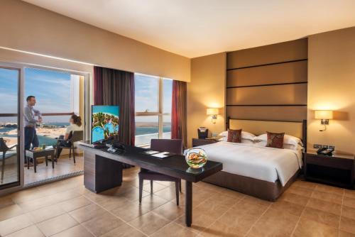 Estudio con zona de cocina, balcón y vistas al mar del hotel Khalidiya Palace Rayhaan By Rotana. Foto 5