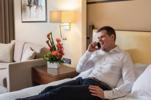 Guest Room with Balcony - Guaranteed 10am Check - In and 5pm Check - Out, 20% Discount on F&B and SPA (For stays until July 31st, 2026) del hotel Khalidiya Palace Rayhaan By Rotana