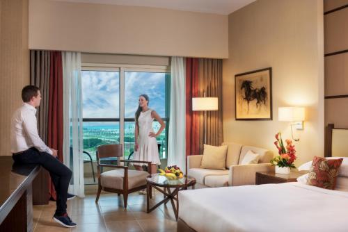 Guest Room with Balcony - Guaranteed 10am Check - In and 5pm Check - Out, 20% Discount on F&B and SPA (For stays until July 31st, 2026) del hotel Khalidiya Palace Rayhaan By Rotana. Foto 1