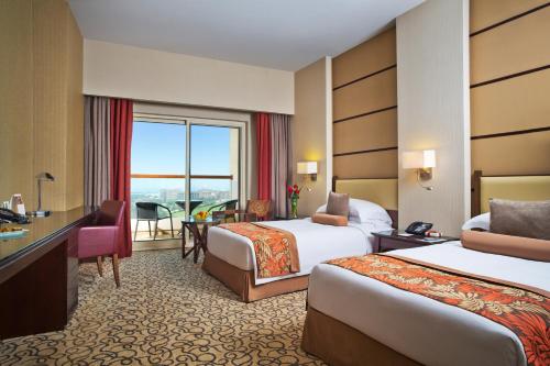Guest Room with Balcony - Guaranteed 10am Check - In and 5pm Check - Out, 20% Discount on F&B and SPA (For stays until July 31st, 2026) del hotel Khalidiya Palace Rayhaan By Rotana. Foto 4