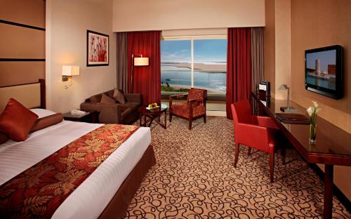 Habitación con balcón y vistas al mar del hotel Khalidiya Palace Rayhaan By Rotana