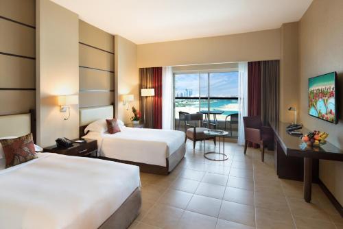 Habitación con balcón y vistas al mar del hotel Khalidiya Palace Rayhaan By Rotana. Foto 2