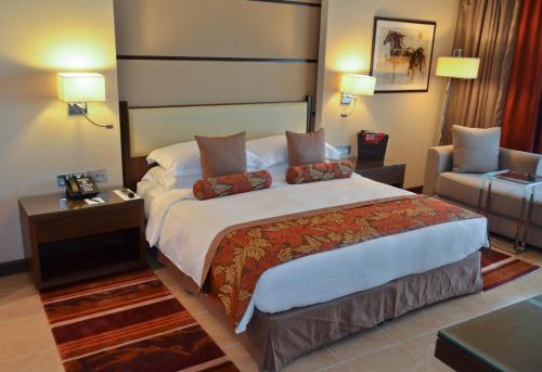Habitación con balcón y vistas al mar del hotel Khalidiya Palace Rayhaan By Rotana. Foto 6