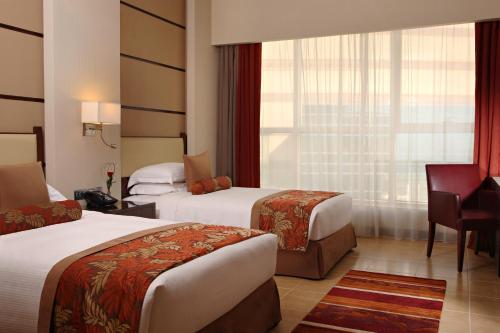 Habitación con zona de cocina, balcón y vistas al mar del hotel Khalidiya Palace Rayhaan By Rotana. Foto 5