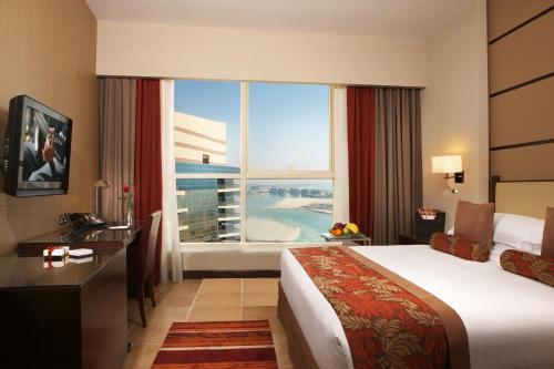 Habitación con zona de cocina, balcón y vistas al mar del hotel Khalidiya Palace Rayhaan By Rotana. Foto 6