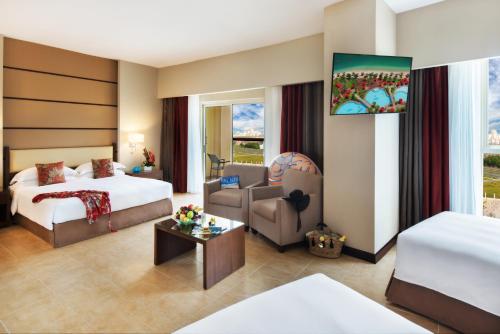 Habitación Familiar con zona de cocina y balcón del hotel Khalidiya Palace Rayhaan By Rotana. Foto 3