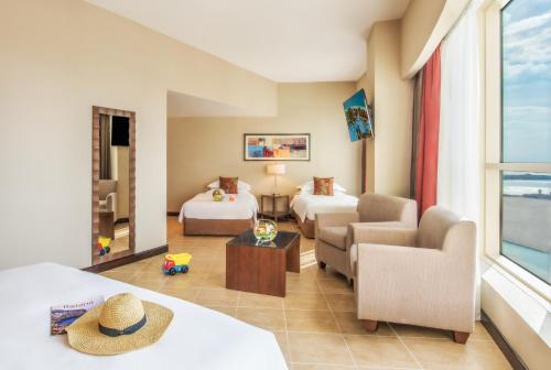Habitación Familiar con vistas al mar del hotel Khalidiya Palace Rayhaan By Rotana. Foto 3
