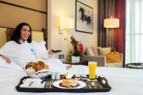 Guest with King Bed - Guaranteed 10am Check - In and 5pm Check - Out, (For stays until July 31st, 2026) del hotel Khalidiya Palace Rayhaan By Rotana