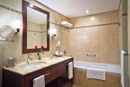 Guest with King Bed - Guaranteed 10am Check - In and 5pm Check - Out, (For stays until July 31st, 2026) del hotel Khalidiya Palace Rayhaan By Rotana. Foto 3