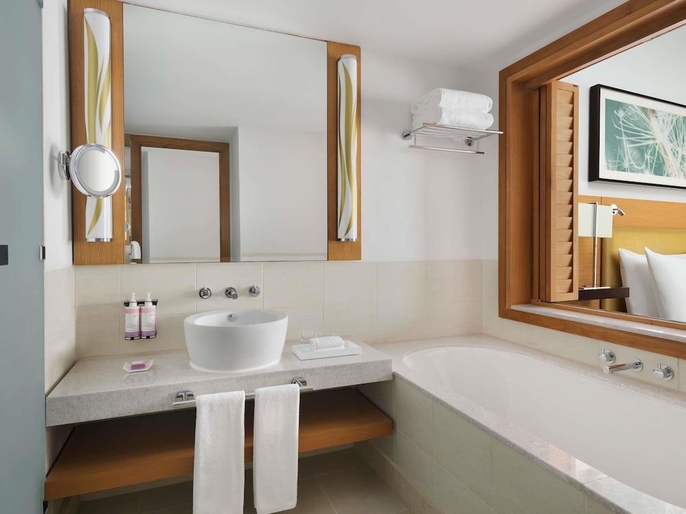 Habitación Deluxe, 1 cama de matrimonio grande, balcón, vistas parciales al mar del hotel Movenpick Jumeirah Beach. Foto 4