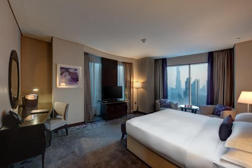 Habitación con cama extragrande y vistas al Burj Khalifa   del hotel Rose Rayhaan By Rotana. Foto 2