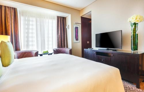 Guest Room with Complimentary Breakfast and Club Rotana Lounge Access, Including Happy Hour and Continuous Soft Beverage Flow del hotel Rose Rayhaan By Rotana. Foto 1