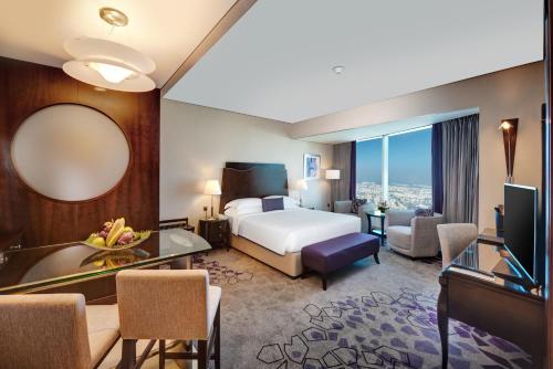 Habitación Amplia con cama extragrande - Planta superior del hotel Rose Rayhaan By Rotana. Foto 1