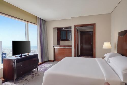 Habitación amplia con cama extragrande del hotel Rose Rayhaan By Rotana. Foto 4