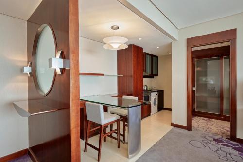 Habitación amplia con cama extragrande del hotel Rose Rayhaan By Rotana. Foto 5