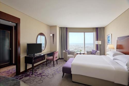 Habitación amplia con cama extragrande del hotel Rose Rayhaan By Rotana. Foto 6