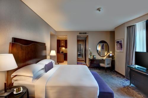 Habitación Esquinera grande - 1 cama extragrande del hotel Rose Rayhaan By Rotana. Foto 1