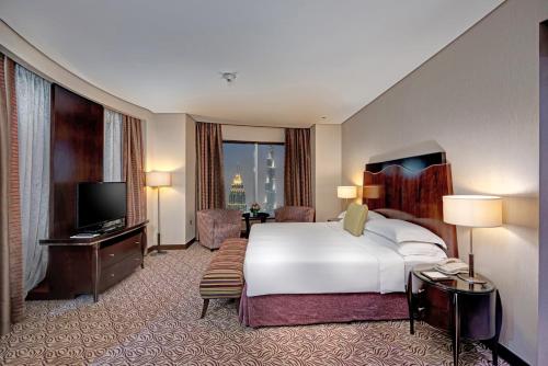 One Bedroom Suite with Complimentary Breakfast and Club Rotana Lounge Access, Including Happy Hour and Continuous Soft Beverage Flow del hotel Rose Rayhaan By Rotana