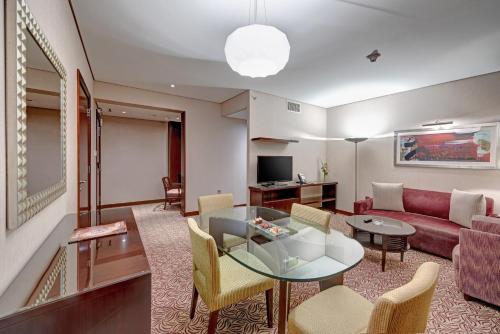 One Bedroom Suite with Complimentary Breakfast and Club Rotana Lounge Access, Including Happy Hour and Continuous Soft Beverage Flow del hotel Rose Rayhaan By Rotana. Foto 2