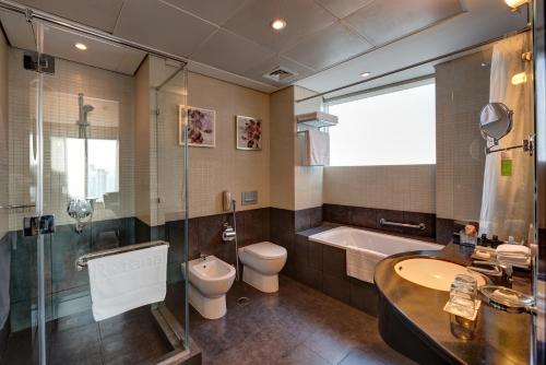 One Bedroom Suite with Complimentary Breakfast and Club Rotana Lounge Access, Including Happy Hour and Continuous Soft Beverage Flow del hotel Rose Rayhaan By Rotana. Foto 3
