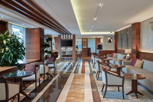 One Bedroom Suite with Complimentary Breakfast and Club Rotana Lounge Access, Including Happy Hour and Continuous Soft Beverage Flow del hotel Rose Rayhaan By Rotana. Foto 5