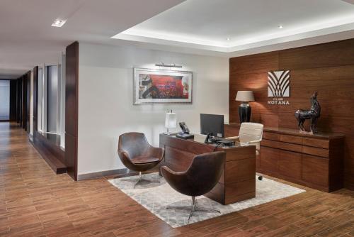 One Bedroom Suite with Complimentary Breakfast and Club Rotana Lounge Access, Including Happy Hour and Continuous Soft Beverage Flow del hotel Rose Rayhaan By Rotana. Foto 6