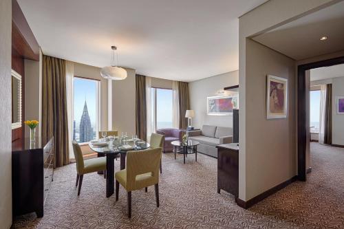 One Bedroom Suite with Complimentary Breakfast and Club Rotana Lounge Access, Including Happy Hour and Continuous Soft Beverage Flow del hotel Rose Rayhaan By Rotana. Foto 7