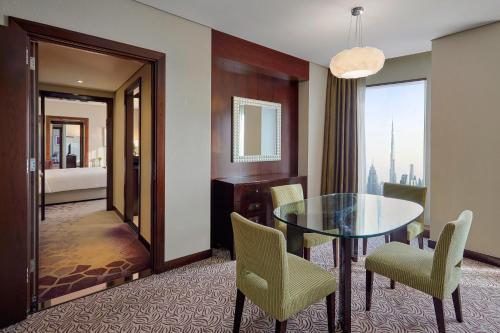 One Bedroom Suite with Complimentary Breakfast and Club Rotana Lounge Access, Including Happy Hour and Continuous Soft Beverage Flow del hotel Rose Rayhaan By Rotana. Foto 8