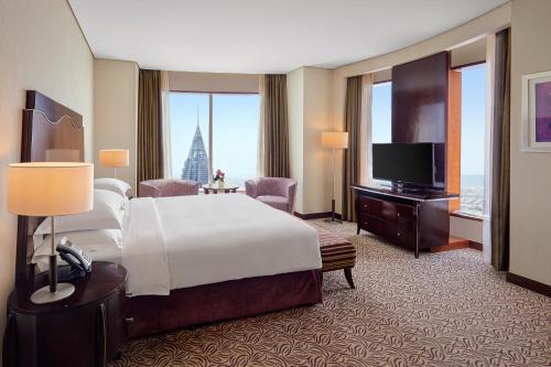 One Bedroom Suite with Complimentary Breakfast and Club Rotana Lounge Access, Including Happy Hour and Continuous Soft Beverage Flow del hotel Rose Rayhaan By Rotana. Foto 9