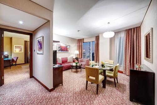 Spacious High Floor One Bedroom Suite with Complimentary Breakfast Buffet del hotel Rose Rayhaan By Rotana. Foto 1