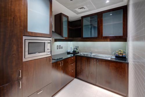 Spacious High Floor One Bedroom Suite with Complimentary Breakfast Buffet del hotel Rose Rayhaan By Rotana. Foto 4