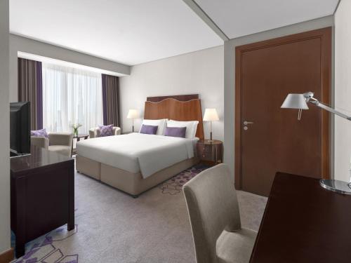 Habitación - 1 cama extragrande del hotel Rose Rayhaan By Rotana. Foto 3