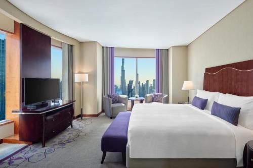 Habitación Esquinera Amplia con vistas al Burj Khalifa del hotel Rose Rayhaan By Rotana. Foto 4