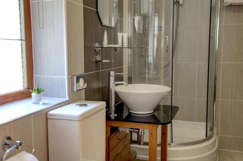 Habitación Doble Estándar con 2 camas dobles del hotel Best Western London Ilford. Foto 7