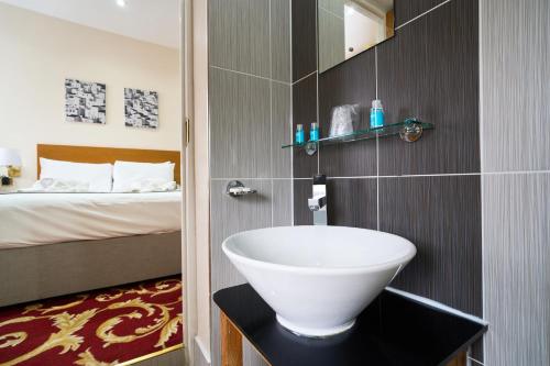 Habitación doble 2 Camas dobles del hotel Best Western London Ilford. Foto 4
