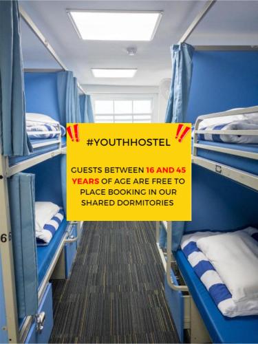 Cama individual en habitación compartida mixta de 8 camas con baño privado del hotel Smart Russell Square