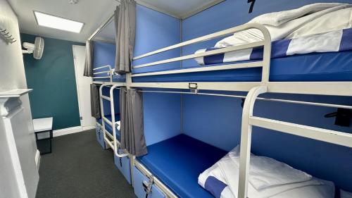 Cama individual en habitación compartida mixta de 8 camas con baño privado del hotel Smart Russell Square. Foto 1