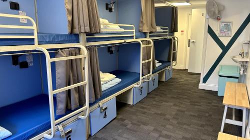 Cama individual en habitación compartida mixta de 6 camas con baño privado del hotel Smart Russell Square. Foto 5