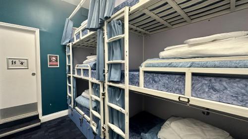 Cama individual en habitación compartida mixta de 6 camas con baño privado del hotel Smart Russell Square. Foto 6