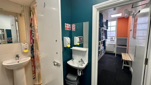 Cama individual en habitación compartida mixta de 6 camas con baño privado del hotel Smart Russell Square. Foto 7